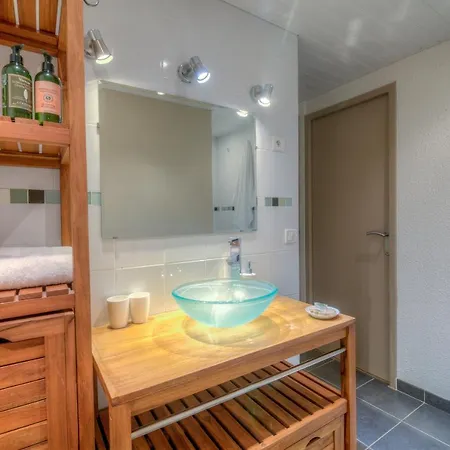 Apartment Sleeps 4 *